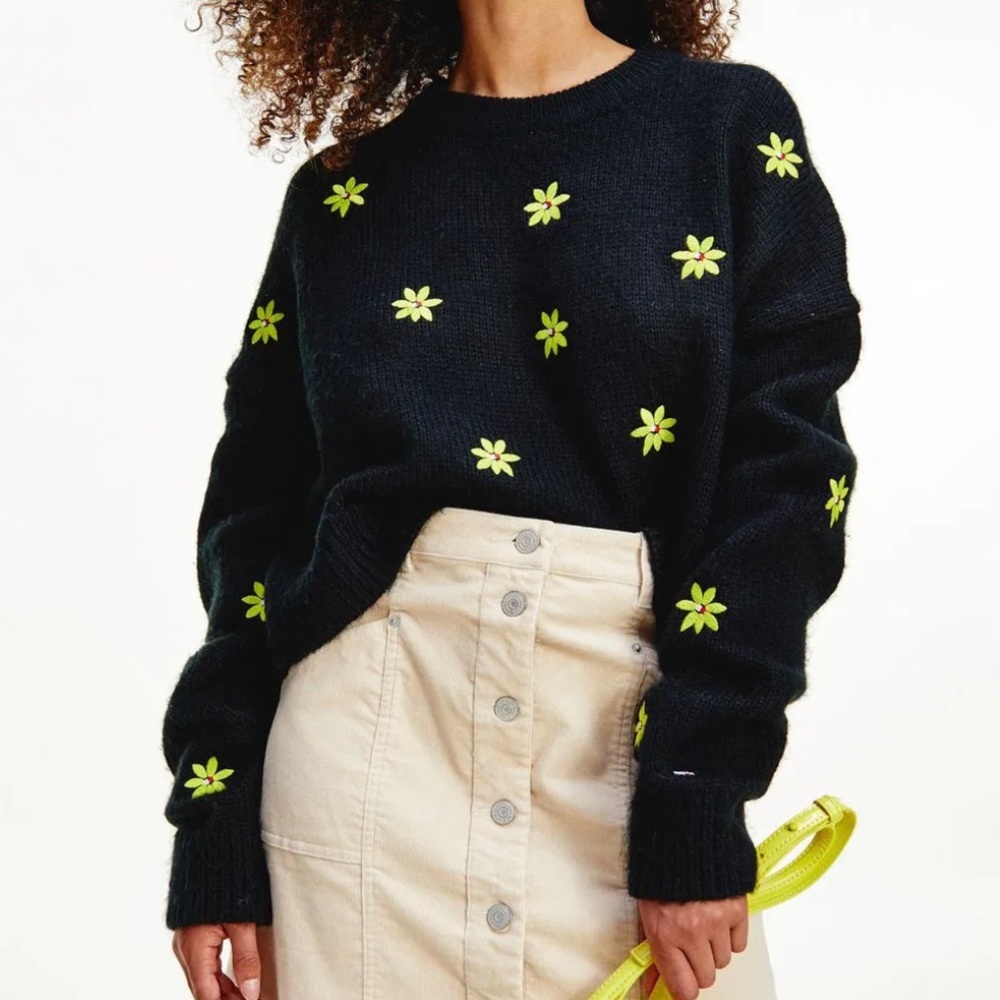 Tommy Hilfiger Cropped Black Sweater Yellow Daisies Embroidered – Size M